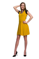 Síťované šaty s krátkými rukávy a páskovým výstřihem hořčicové barvy