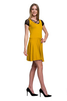 Síťované šaty s krátkými rukávy a páskovým výstřihem hořčicové barvy